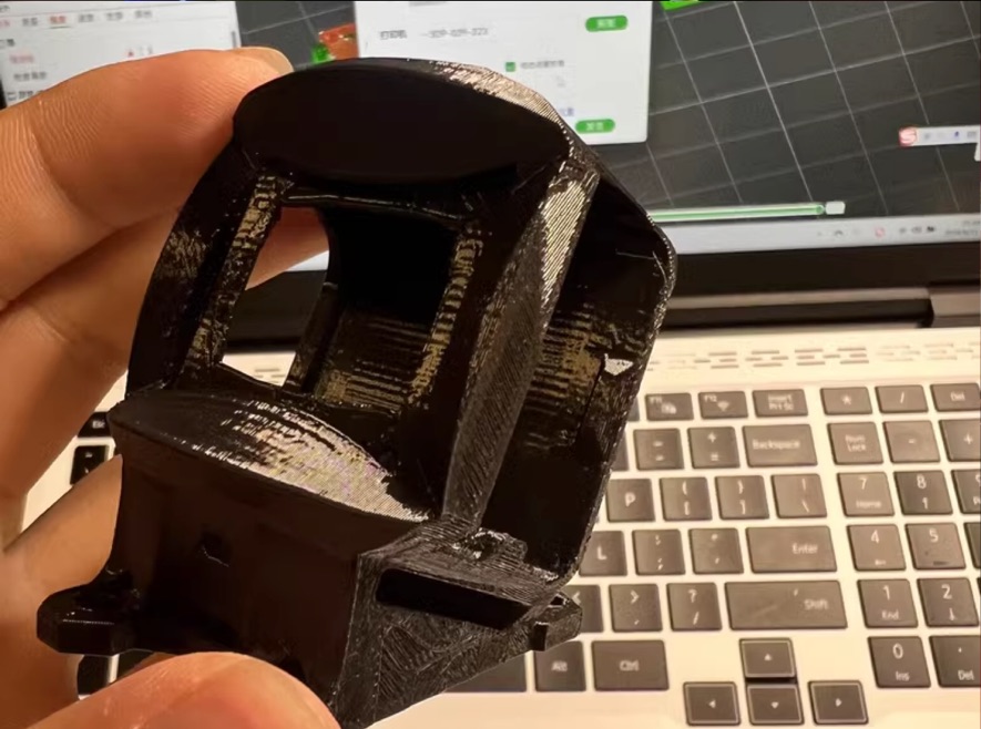 一种灵活的运动相机保护盖支架